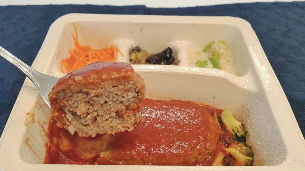 職場のランチで食べるnosh(ナッシュ)・肉厚ハンバーグの箸上げ