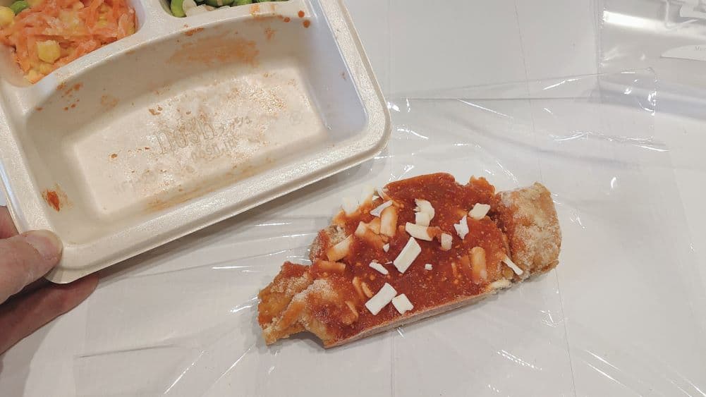 ナッシュの容器から凍ったおかずを取り出す