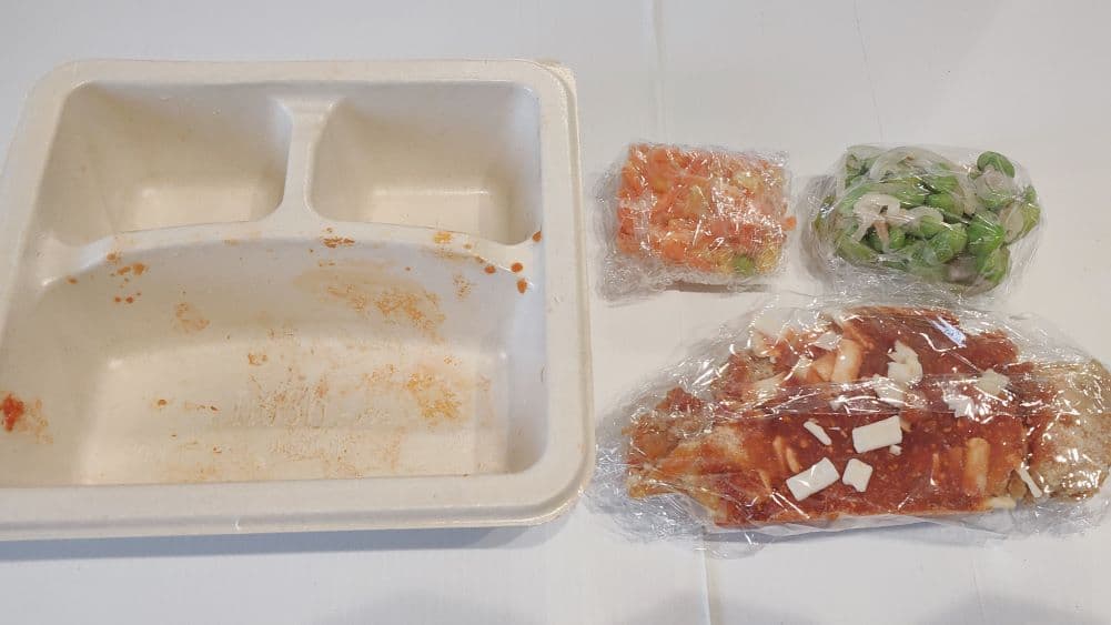 ナッシュのおかずを混ざらないようにそれぞれラップで包む