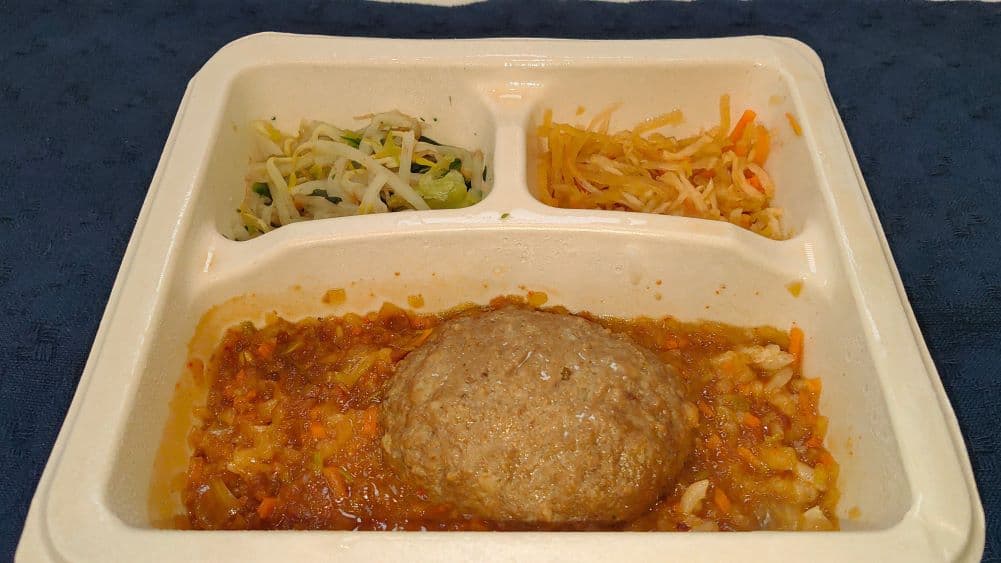 ナッシュの麻婆ハンバーグめし。大きなハンバーグと麻婆あんがかかったキヌア入りご飯、2種類の副菜が入ったワンプレート