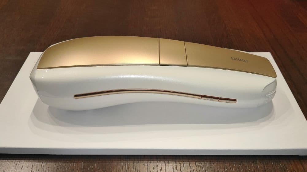 Ulike Air 10の側面アップ。洗練されたデザインのボディに、シンプルに配置された操作ボタン。