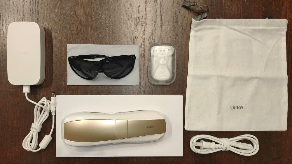 Ulike Air 10の開封写真。本体、ACアダプター、電源コード、ゴーグル、カミソリなどの付属品一式。