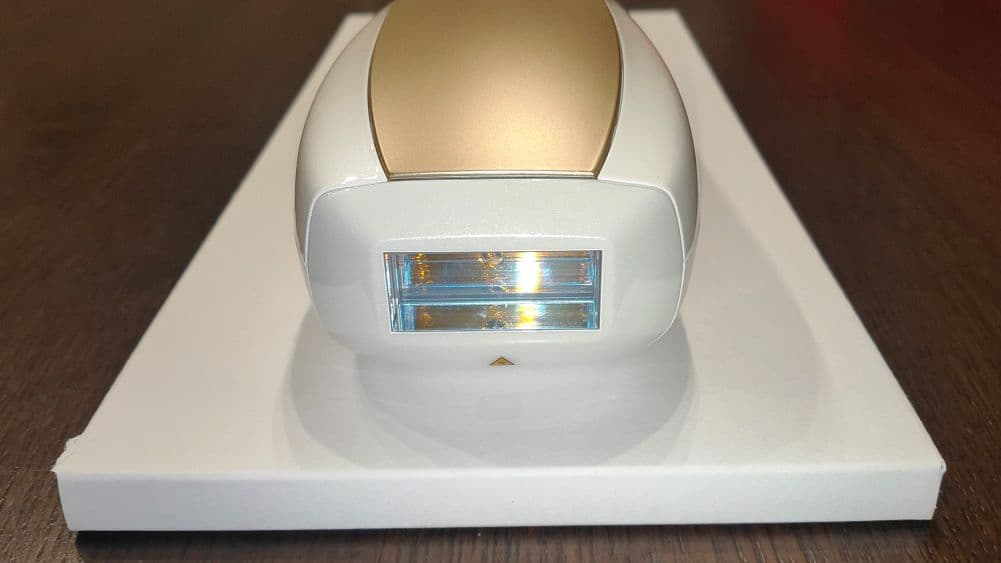 Ulike Air 10の照射口のアップ写真。2本のランプ（ダブルランプ）と、冷却機能を持つサファイアガラス面が見える。